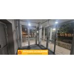 Входная группа магазина с панорамным остеклением от пола до потолка