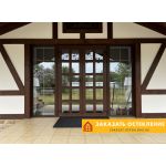 Входная группа с распашной дверью коричневого цвета и панорамным остеклением пластиковым профилем