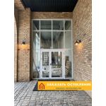 Входная группа для магазина в торговом центре с панорамным остеклением