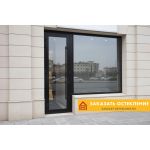 Витрина бутика с остеклением профилем черного цвета с тонированным стеклом