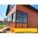 Крыльцо загородного дома с остеклением
