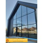 Панорамное фасадное остекление здания от пола до потолка