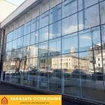 Остекление фасада современного офисного здания панорамными окнами