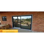 Терраса дома с панорамным раздвижным остеклением