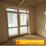 Белое панорамное окно для квартиры в многоэтажном доме