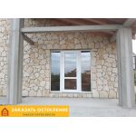 Уличная пластиковая входная дверь белого цвета