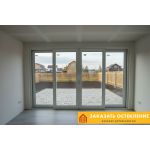 Белая входная группа из пластикового профиля с терморазрывом и панорамным остеклением