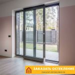 Подъемно-сдвижные портальные двери в частном доме с панорамным остеклением в пол