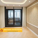 Портальные двери с панорамным остеклением на балконе многокавртирного дома