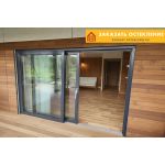 Портальные двери в частном доме с панорамным остеклением в пол