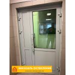 Распашная дверь со стеклом из алюминиевого профиля