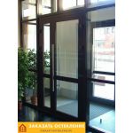 Распашная входная дверь для магазина с панорамным остеклением и автоматическим доводчиком