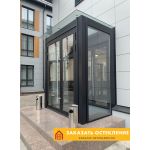 Тамбур входной группы с распашным остеклением