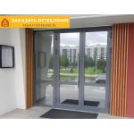 Распашная входная группа серого цвета с панорамным остеклением для офисного здания