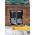 Раздвижная двустворчатая алюминиевая дверь с остеклением
