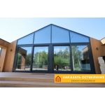 Здание с панорамным раздвижным остеклением