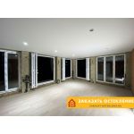 Дом с остеклением белыми пластиковыми конструкциями в пол