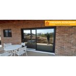 Раздвижные двери из теплого алюминиевого профиля черного цвета с панорамным остеклением