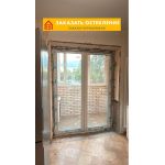 Раздвижная пластиковая дверь белого цвета для балкона в квартире