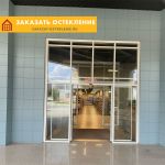 Раздвижная входная группа с дверью белого цвета для магазина