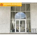 Стеклянная входная группа белого цвета с панорамным остеклением для ресторана