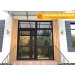 Стеклянная входная группа коричневого цвета в коттедж