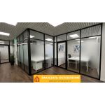 Стеклянные офисные перегородки черного цвета от пола до потолка