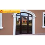 Теплая входная группа в офис из пластикового профиля коричневого цвета с панорамным остеклением