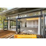 Большое кафе с теплым раздвижным остеклением профилем серого цвета