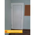 Межкомнатная дверь из тонкого алюминиевого профиля белого цвета без стекла