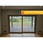 Теплое раздвижное остекление цветным профилем на входе в дом