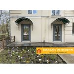 Теплая алюминиевая дверь серого цвета со стеклопакетом на входе в дом