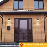 Уличная утепленная пластиковая дверь черного цвета с панорамным остеклением