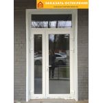 Уличные пластиковые двери со стеклопакетом белого цвета