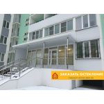 Белая входная группа аптеки с распашной дверью