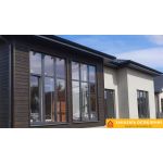 Входная дверь серого цвета со стеклом для загородного дома