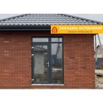 Входная уличная дверь со стеклом для загородного дома