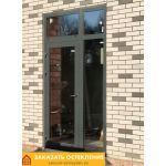 Входная уличная дверь в аптеку с остеклением и противовзломной фурнитурой