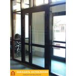 Входные алюминиевые двери для офиса с панорамным остеклением