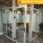 Входная группа белого цвета с панорамным остеклением для цветочного магазина