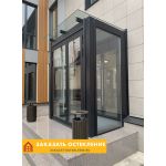 Современная входная группа для магазина с тамбуром и панорамным остеклением