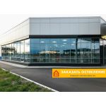 Фасад здания с витражным остеклением серым алюминиевым профилем