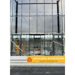 Витражная входная дверь в бизнес-центр с панорамным остеклением от пола до потолка