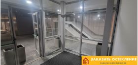 Распашные входные двери серого цвета с панорамным остеклением в офис