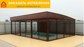 Бассейн с раздвижным панорамным остеклением от пола до потолка