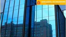 Фасад современного здания со структурным остеклением с использованием энергосберегающих технологий