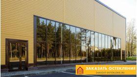 Фасад торгового центра с глухим панорамным остеклением в пол