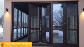 Раздвижные пластиковые двери-гармошка черного цвета для частного дома