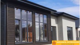 Входная дверь серого цвета со стеклом для загородного дома