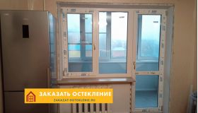 Дверь балконная из пластикового профиля с москитной сеткой